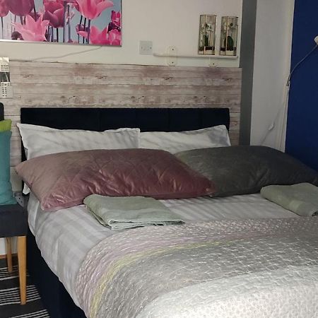 Joanna'S Studio , Key Locker By Whatsapp Own Entrance, Own Bathroom 约尔 外观 照片